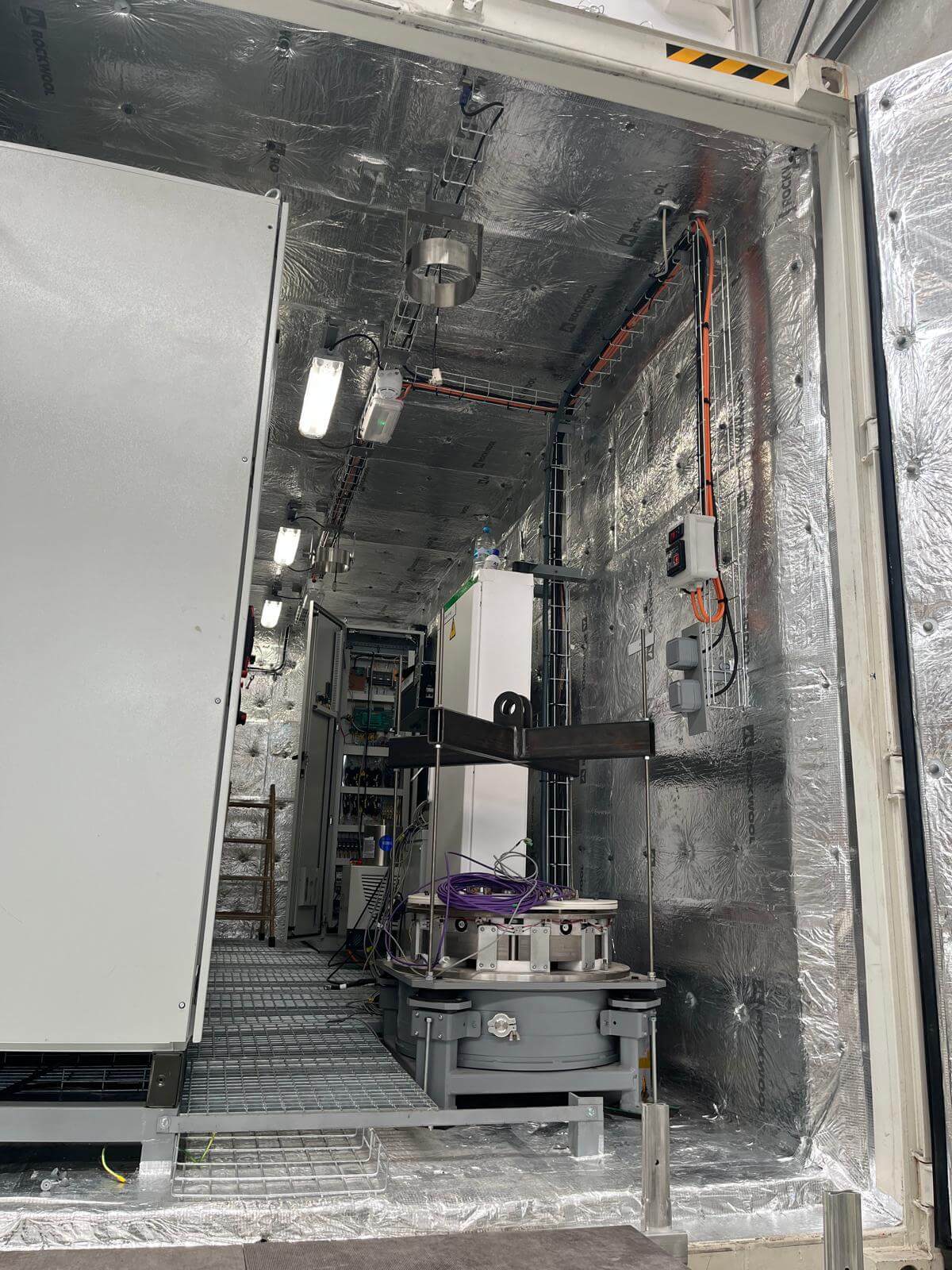 6_ContainerInterior_angulo Wide-angle view of the completed technical interior of the POSEIDON energy storage container.